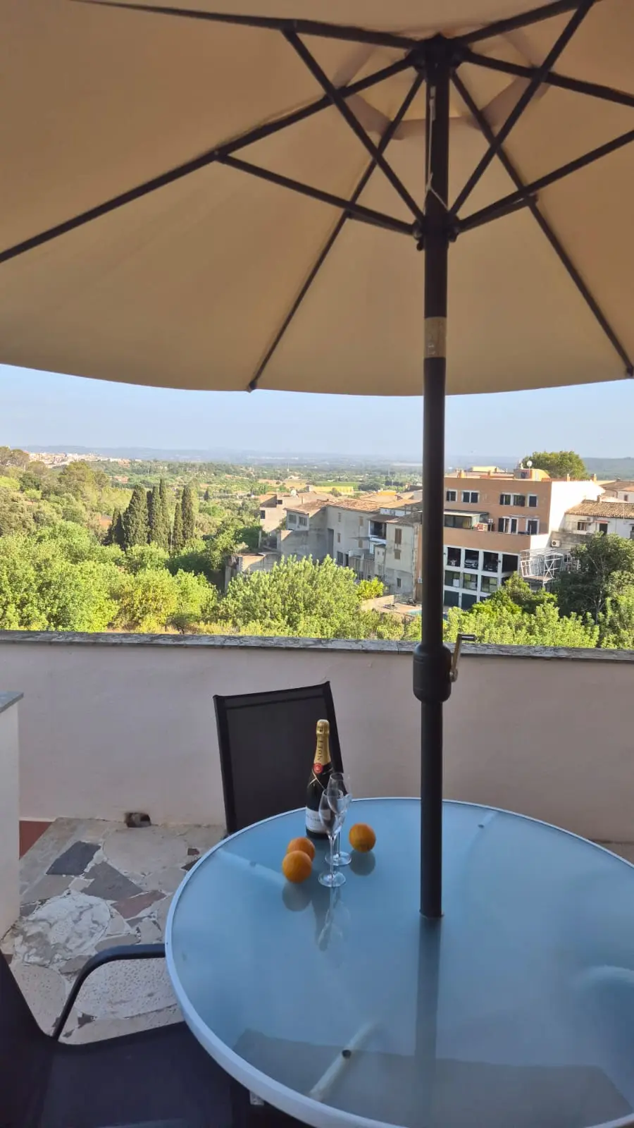 Terrasse mit Panoramablick über das Dorf